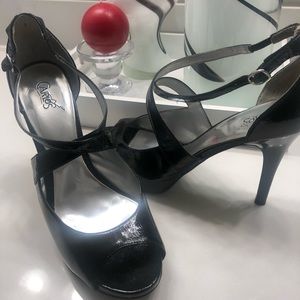 Carlos Santa Heels. 4inch. Very comfortable. Well taken care of.